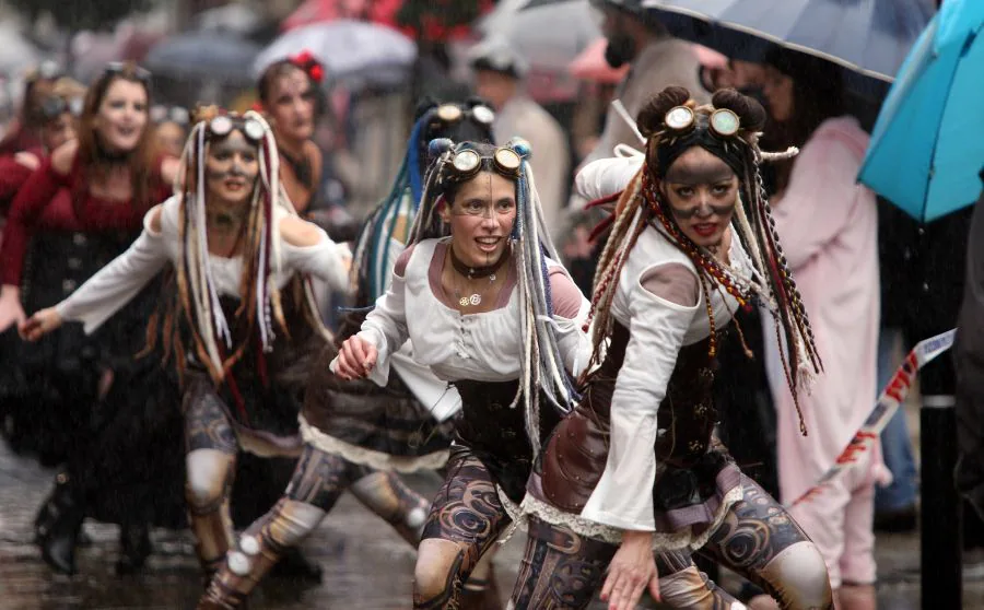 Armados con chubasqueros, los integrantes de las comparsas de Errenteria salieron a las calles de la localidad para festejar el Carnaval. 