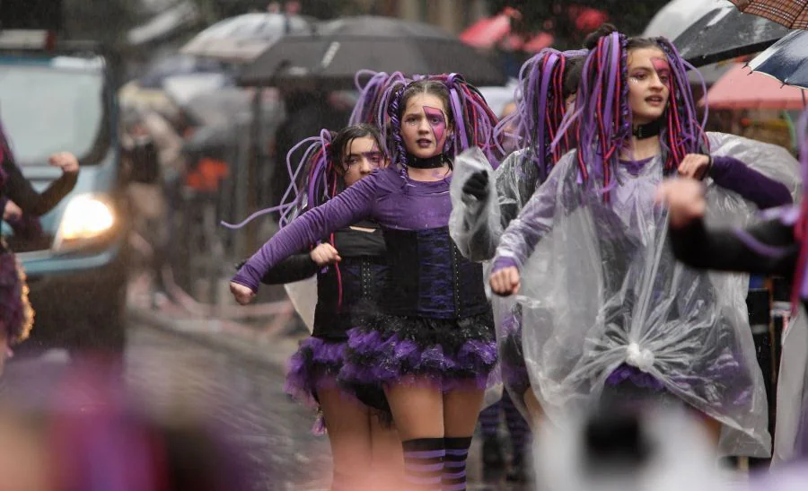 Armados con chubasqueros, los integrantes de las comparsas de Errenteria salieron a las calles de la localidad para festejar el Carnaval. 