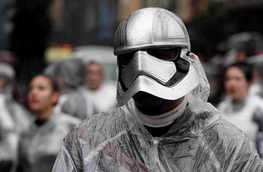 Armados con chubasqueros, los integrantes de las comparsas de Errenteria salieron a las calles de la localidad para festejar el Carnaval. 