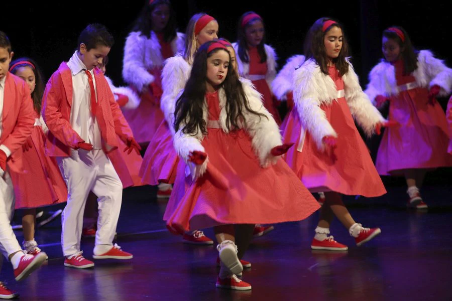 El temor a que el desfile de la tarde pudiera cancelarse ha hecho que todos los grupos dieran el 100% sobre el escenario, mientras otras comparsas de adultos han recorrido las calles de la Parte Vieja donostiarra con poco público pero la misma ilusión. 