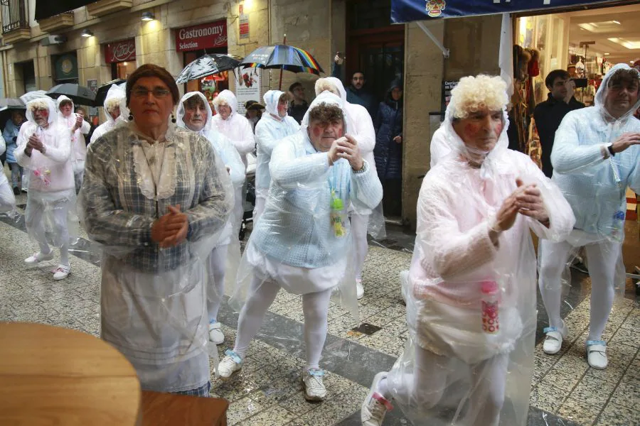 El temor a que el desfile de la tarde pudiera cancelarse ha hecho que todos los grupos dieran el 100% sobre el escenario, mientras otras comparsas de adultos han recorrido las calles de la Parte Vieja donostiarra con poco público pero la misma ilusión. 