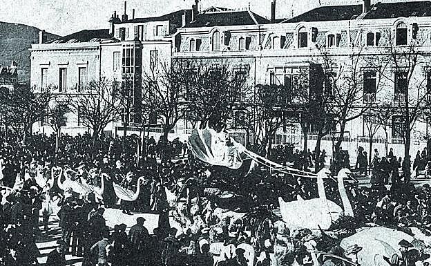 Los cisnes escoltaron a la Reina del Carnaval.