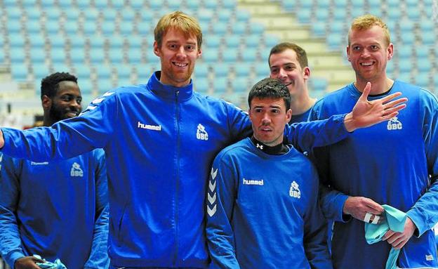 A por la novena. Fakuade, Norel, Salvó (detrás), Dani Pérez y Clark durante el entrenamiento del martes pasado en Illunbe. 