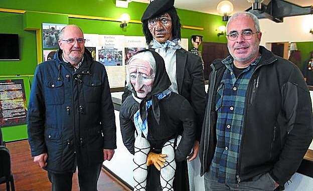 Javier Ruiz de Egino –Kultur elkartekoa– eta Gustavo Fernandez Villate alkatea, inauteriko protagonista batekin, ‘La vieja’.