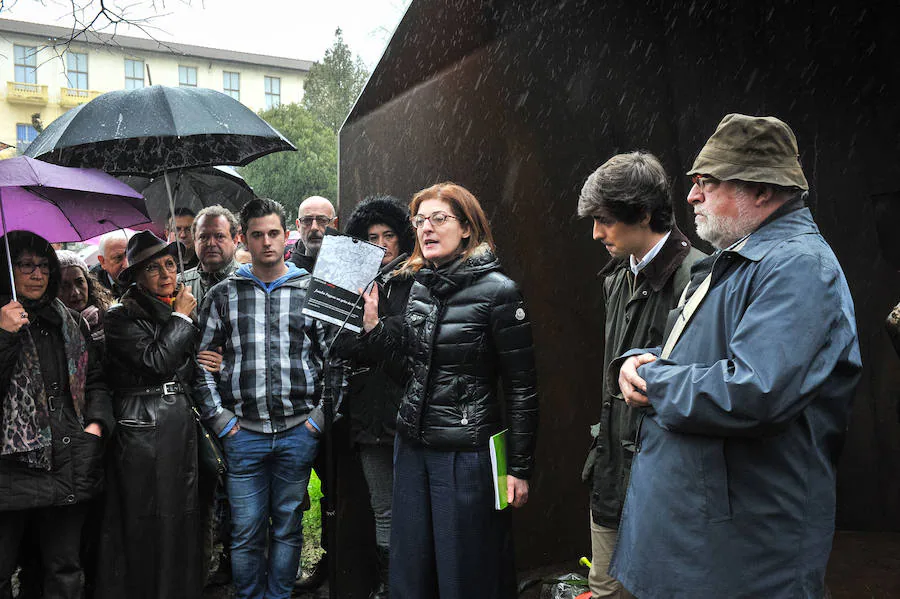 Familia y amigos de Joseba Pagazaurtundua, el jefe de la Policía Local de Andoain asesinado por ETA el 8 de febrero de hace quince años, ha pedido “justicia y verdad” y que ETA condene "sin cesiones y sin maquillaje" toda su historia de terror. En el homenaje a su hermano, Pagazaurtundua ha instado a llamar a las cosas por su nombre. 