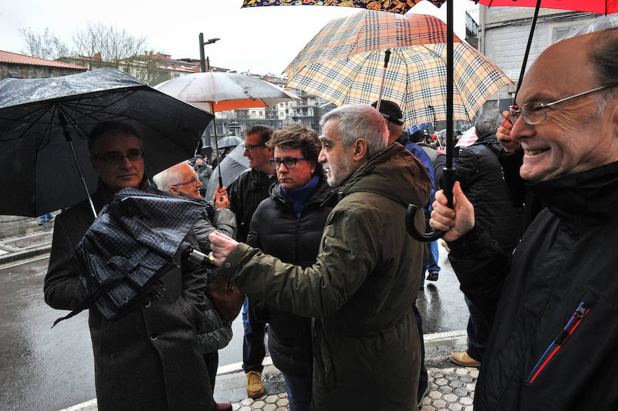 Familia y amigos de Joseba Pagazaurtundua, el jefe de la Policía Local de Andoain asesinado por ETA el 8 de febrero de hace quince años, ha pedido “justicia y verdad” y que ETA condene "sin cesiones y sin maquillaje" toda su historia de terror. En el homenaje a su hermano, Pagazaurtundua ha instado a llamar a las cosas por su nombre. 