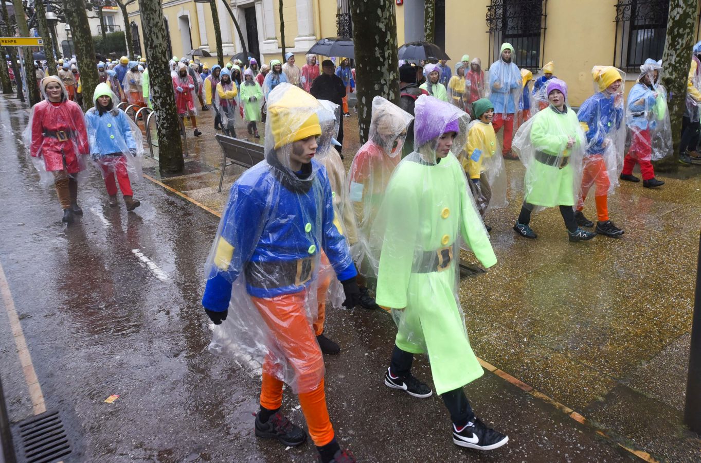 Debido al mal tiempo algunas de las comparsas de tiempo libre no han podido desfilar. Los que sí lo han hecho han llenado de colorido las calles de la villa papelera