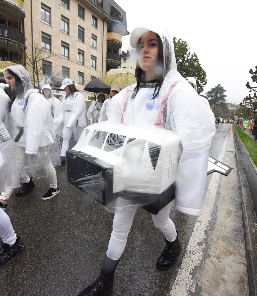 Debido al mal tiempo algunas de las comparsas de tiempo libre no han podido desfilar. Los que sí lo han hecho han llenado de colorido las calles de la villa papelera