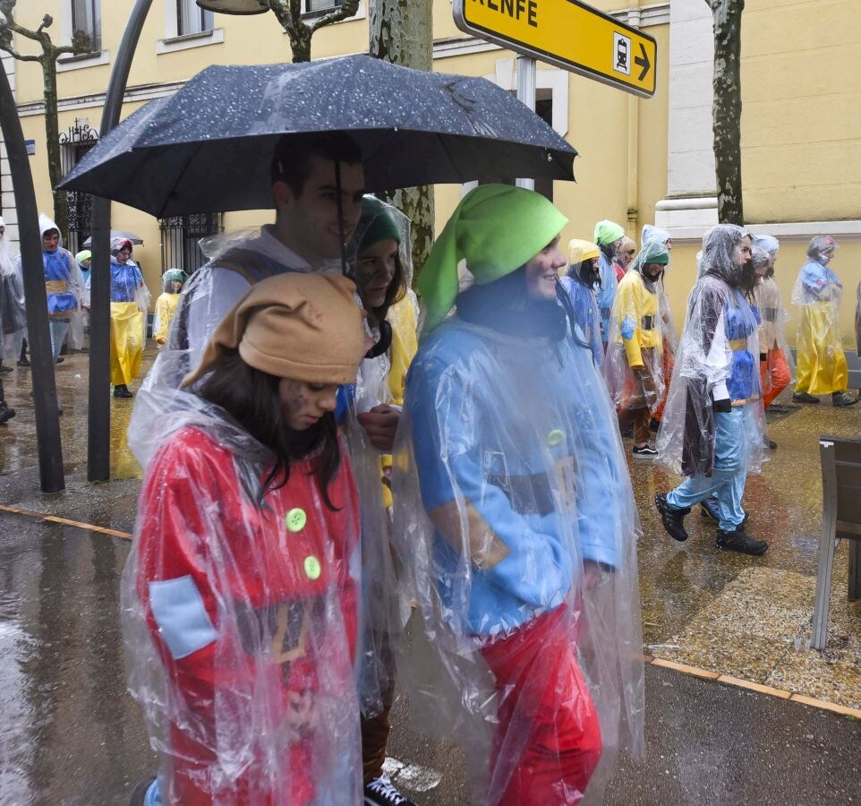 Debido al mal tiempo algunas de las comparsas de tiempo libre no han podido desfilar. Los que sí lo han hecho han llenado de colorido las calles de la villa papelera