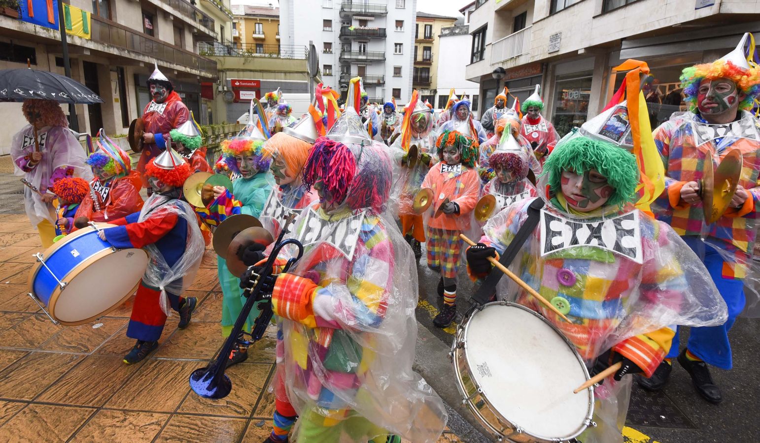 Debido al mal tiempo algunas de las comparsas de tiempo libre no han podido desfilar. Los que sí lo han hecho han llenado de colorido las calles de la villa papelera