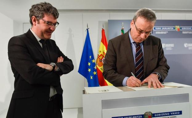 El ministro de Turismo, Alvaro Nadal (i) y el consejero de Turismo del Gobierno Vasco, Alfredo Retortillo (d), tras la firma del convenio para la celebración de una reunión del Consejo Ejecutivo de la Organización Mundial del Turismo. 