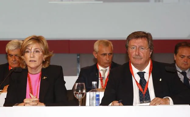 Esther Gascón, secretaria general de la FEF, y Juan Luis Larrea, presidente interino. 