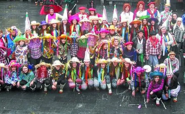 Los participantes en el carnaval rural de 'Gure Ametsa', que protagonizó una kalejira muy concurrida. 