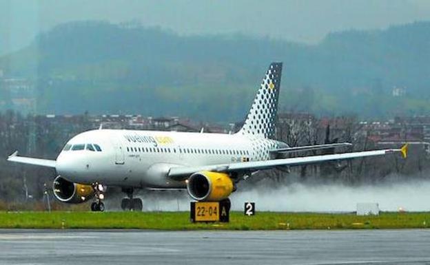 Un Airbus 319 de Vueling aterriza en la pista de Hondarribia, antes de su recorte, el pasado verano. 