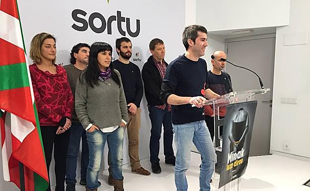 El secretario general de Sortu, Arkaitz Rodríguez, durante la rueda de prensa. 