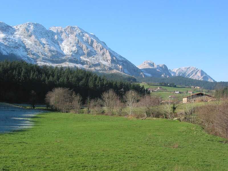 Vigiladas de cerca por la imponente cumbre del mítico Anboto, las minas de Arrazola fueron durante los primeros años del siglo XX unas de las más boyantes de la comarca
