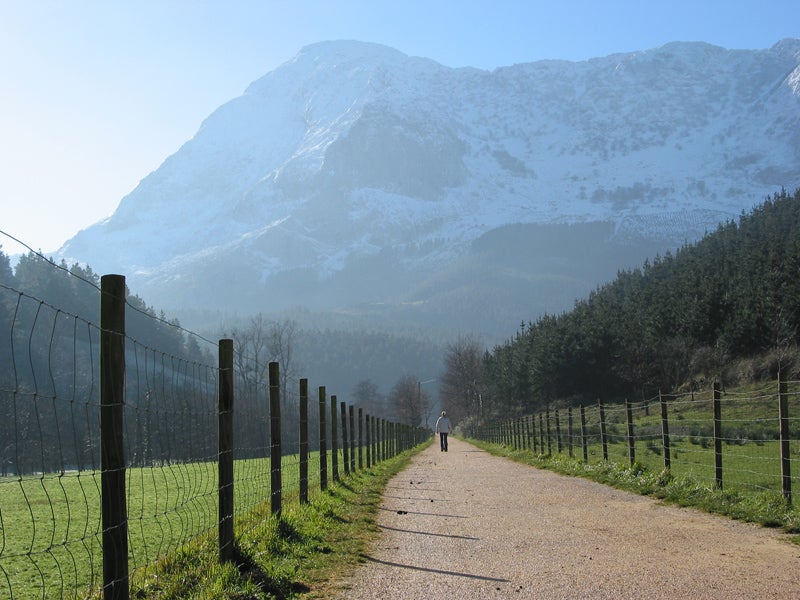 Vigiladas de cerca por la imponente cumbre del mítico Anboto, las minas de Arrazola fueron durante los primeros años del siglo XX unas de las más boyantes de la comarca