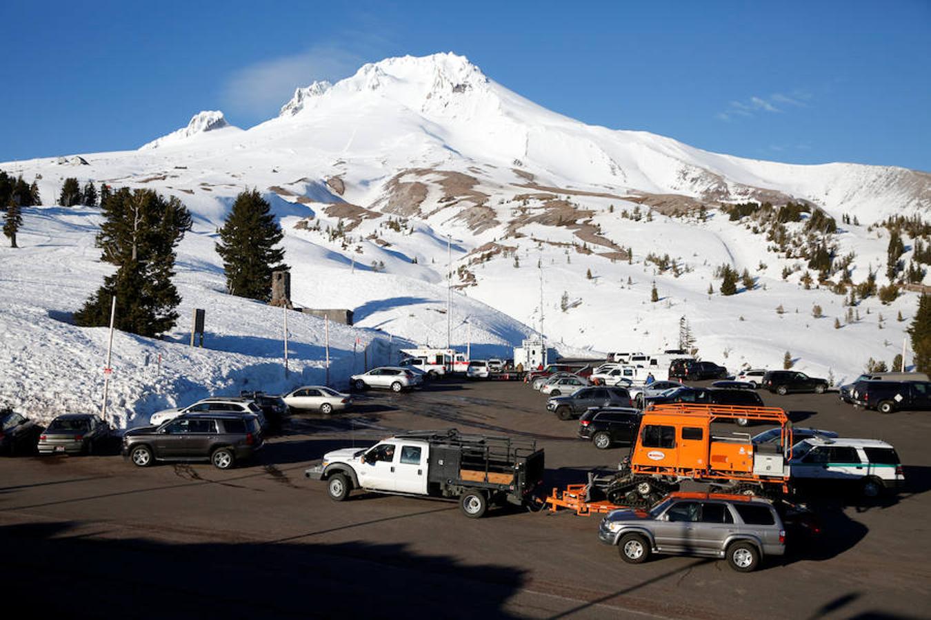 En Oregon (Estados Unidos), los especialistas se preparan para un rescate en una de las principales montañas del estado. 