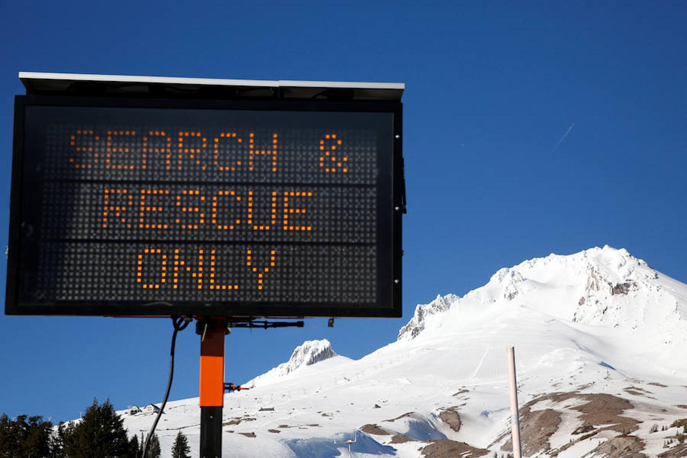En Oregon (Estados Unidos), los especialistas se preparan para un rescate en una de las principales montañas del estado. 