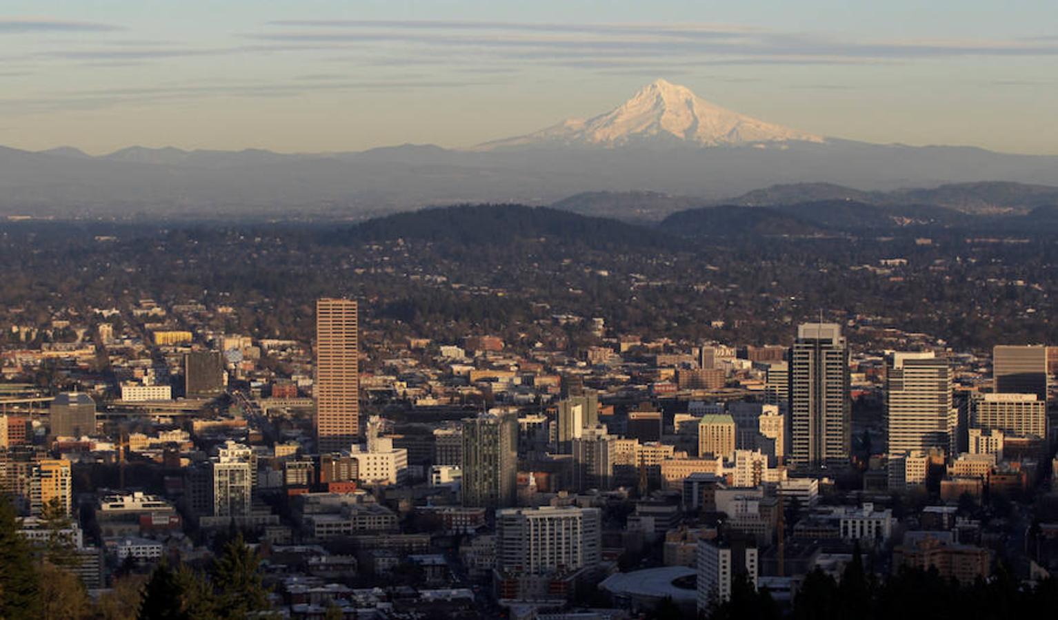 En Oregon (Estados Unidos), los especialistas se preparan para un rescate en una de las principales montañas del estado. 