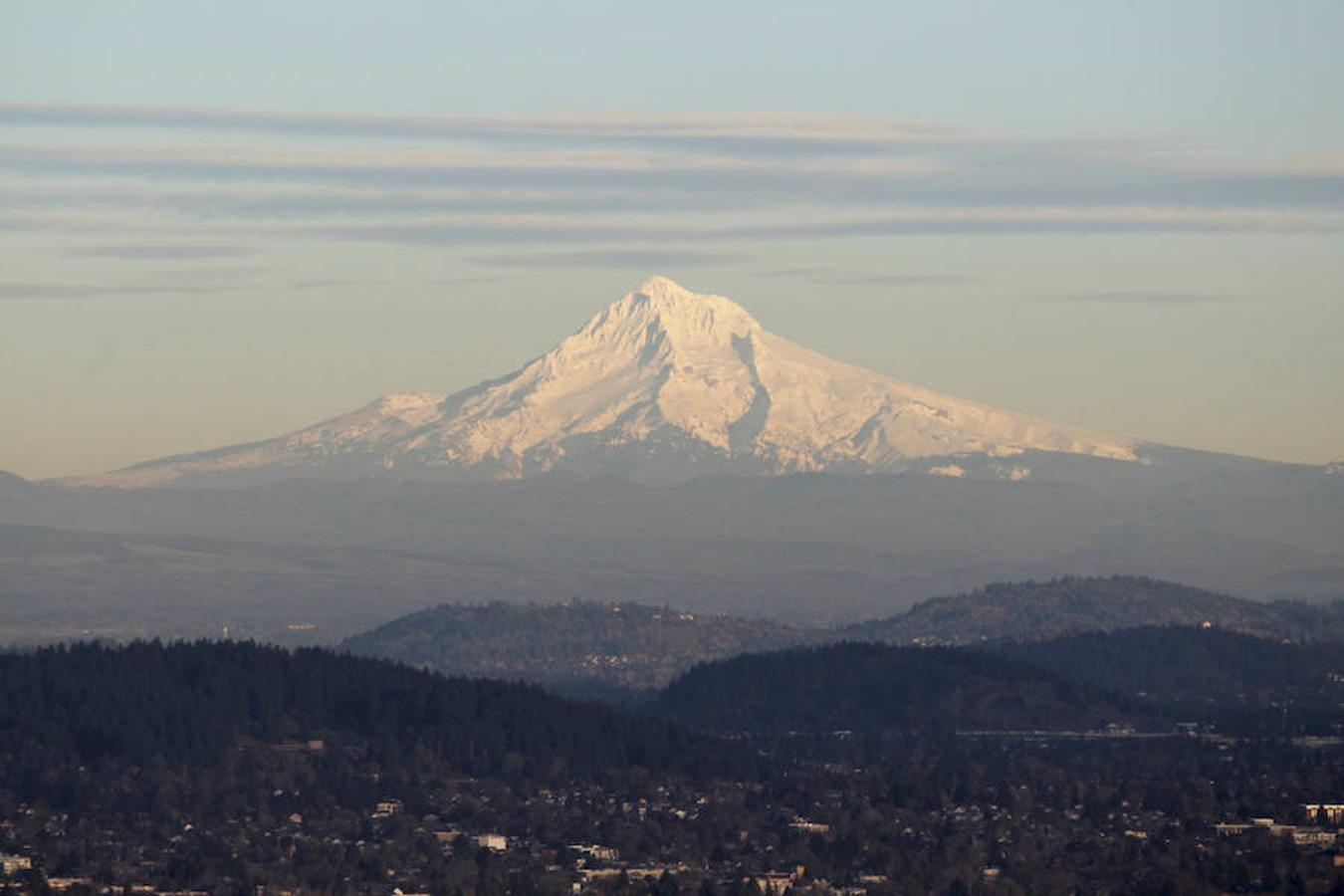 En Oregon (Estados Unidos), los especialistas se preparan para un rescate en una de las principales montañas del estado. 