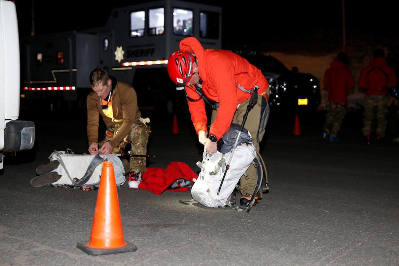 En Oregon (Estados Unidos), los especialistas se preparan para un rescate en una de las principales montañas del estado. 