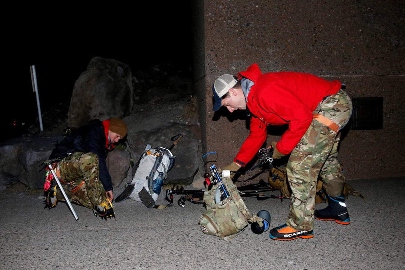 En Oregon (Estados Unidos), los especialistas se preparan para un rescate en una de las principales montañas del estado. 