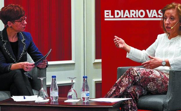 Lourdes Pérez, subdirectora de El Diario Vasco, y Marisa Poncela, secretaria de Estado de Comercio, en el coloquio.