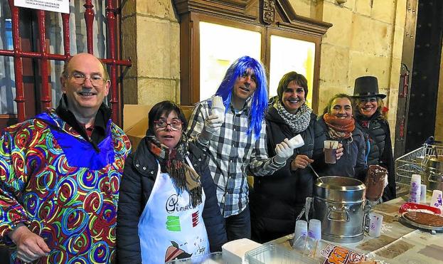 Protagonistas. El grupo de las misiones calentó la gélida tarde con la chocolatada solidaria. Los payasos en Zubikoa y el dj en el gazteleku completaron las citas a cubierto. 