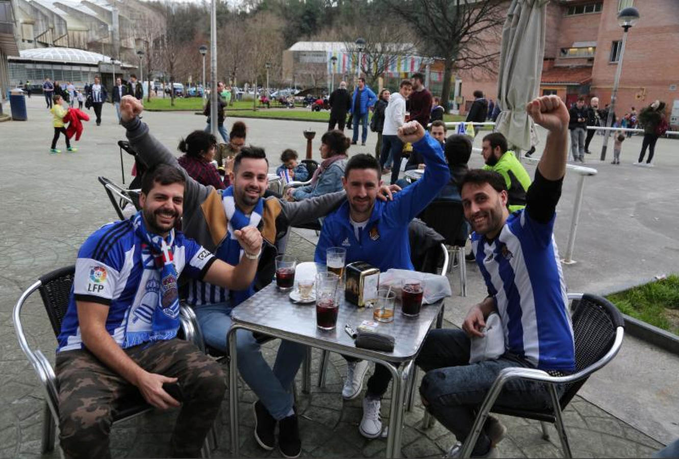 Las dos aficiones han disfrutado minutos antes del partido con la llegada de los jugadores al estadio