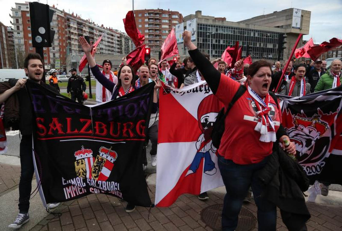 Las dos aficiones han disfrutado minutos antes del partido con la llegada de los jugadores al estadio