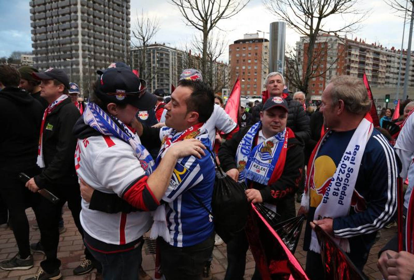 Las dos aficiones han disfrutado minutos antes del partido con la llegada de los jugadores al estadio