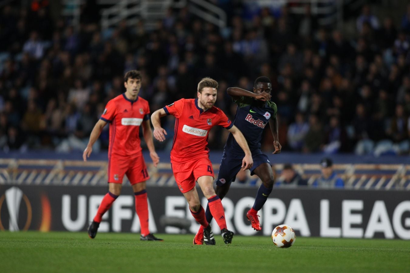 El partido entre la Real Sociedad y el Salzburgo en Anoeta, en imágenes