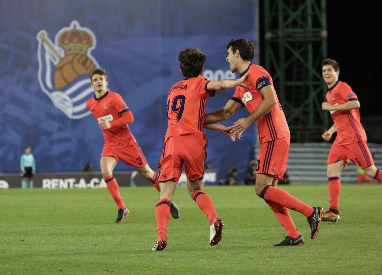 El partido entre la Real Sociedad y el Salzburgo en Anoeta, en imágenes
