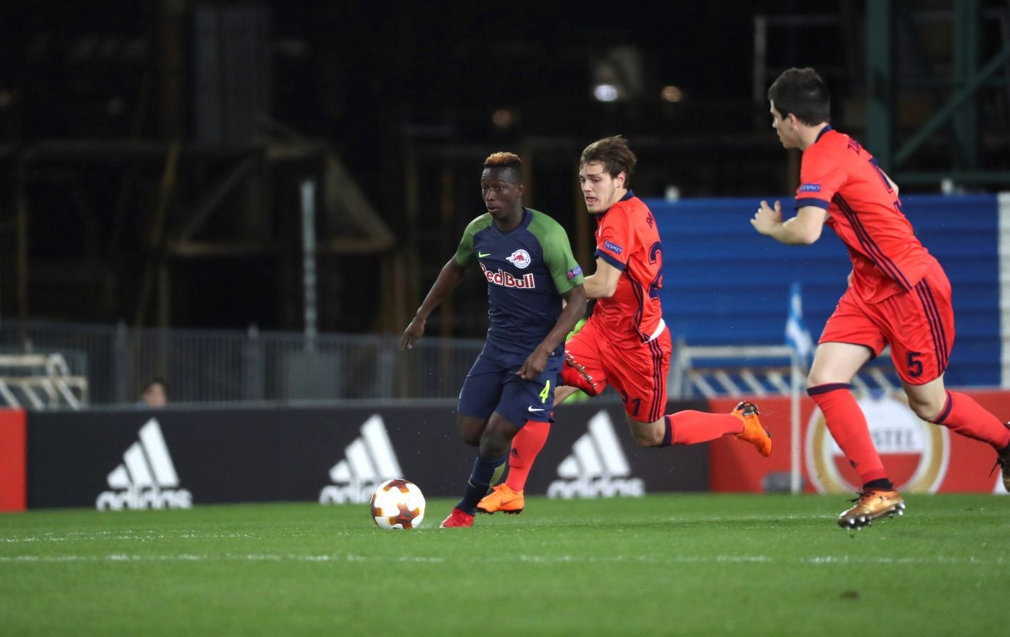 El partido entre la Real Sociedad y el Salzburgo en Anoeta, en imágenes