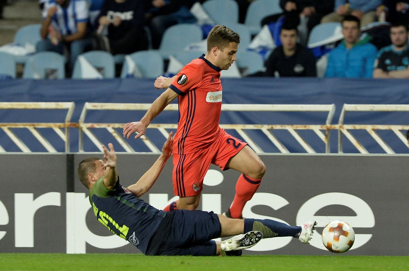 El partido entre la Real Sociedad y el Salzburgo en Anoeta, en imágenes