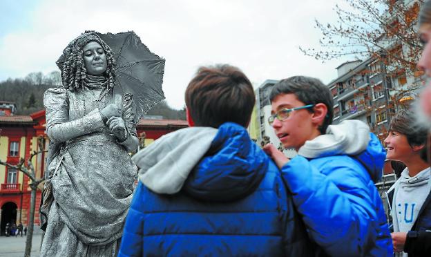 Espectáculo. Las estatuas humanas llaman la atención por sus interpretaciones y su indumentaria.