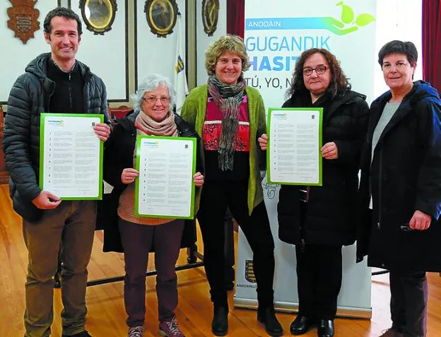 Iriondo, Imaz, Carrere, Artamendi y Esnal en el salón de Plenos.