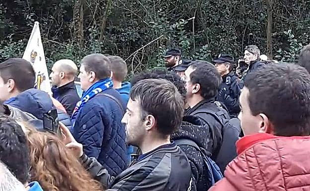 Vibrante recibimiento en Anoeta a los jugadores de la Real Sociedad