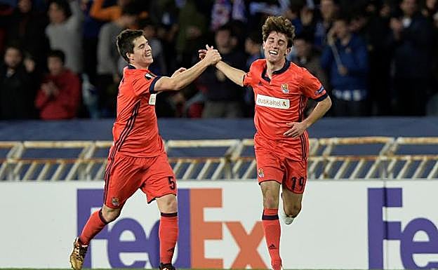 Odriozola celebra su gol con Zubeldia, era el primero que lograba con la Real Sociedad. 