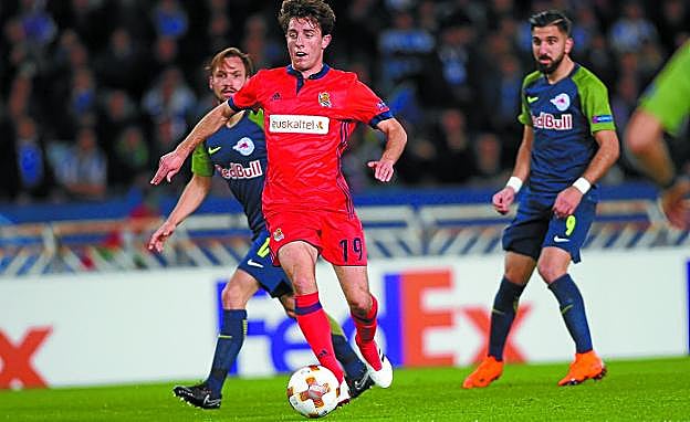 Estreno. Odriozola, que se estrenó como goleador realista ayer, conduce el balón ante Ulmer y Dabbur.