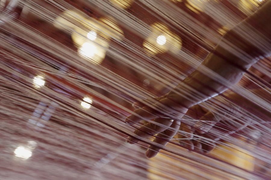 Las mujeres de Camboya preparan un nuevo record mundial e intentan tejer la bufanda de algodón más larga del mundo, aquella que supere los mil metros de longitud.