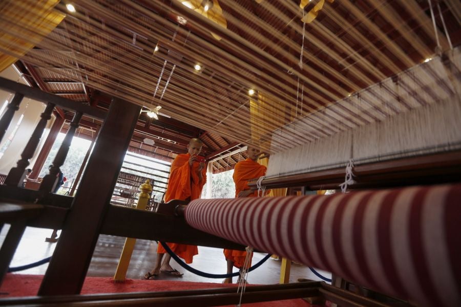 Las mujeres de Camboya preparan un nuevo record mundial e intentan tejer la bufanda de algodón más larga del mundo, aquella que supere los mil metros de longitud.