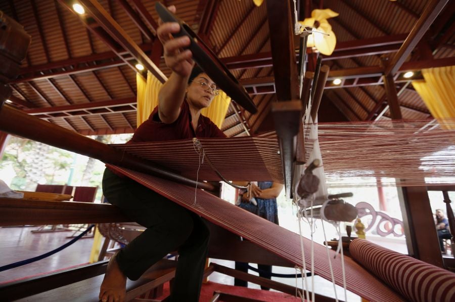 Las mujeres de Camboya preparan un nuevo record mundial e intentan tejer la bufanda de algodón más larga del mundo, aquella que supere los mil metros de longitud.