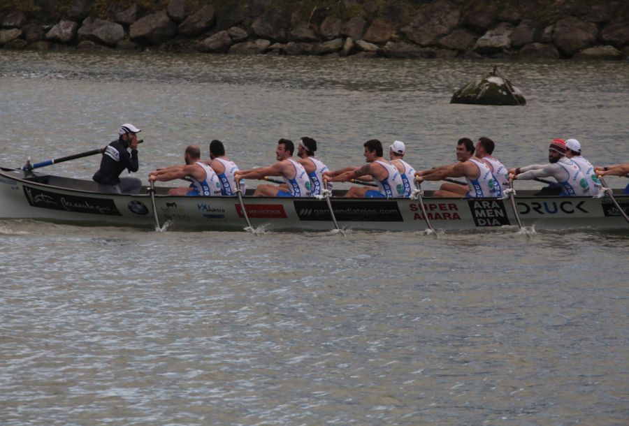 Un total de 93 embarcaciones -cuatro llaüts y 89 traineras- han participado en el XXIV Descenso del Oria-Babyauto Ikurriña.