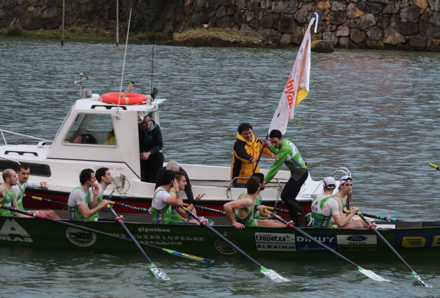 Un total de 93 embarcaciones -cuatro llaüts y 89 traineras- han participado en el XXIV Descenso del Oria-Babyauto Ikurriña.