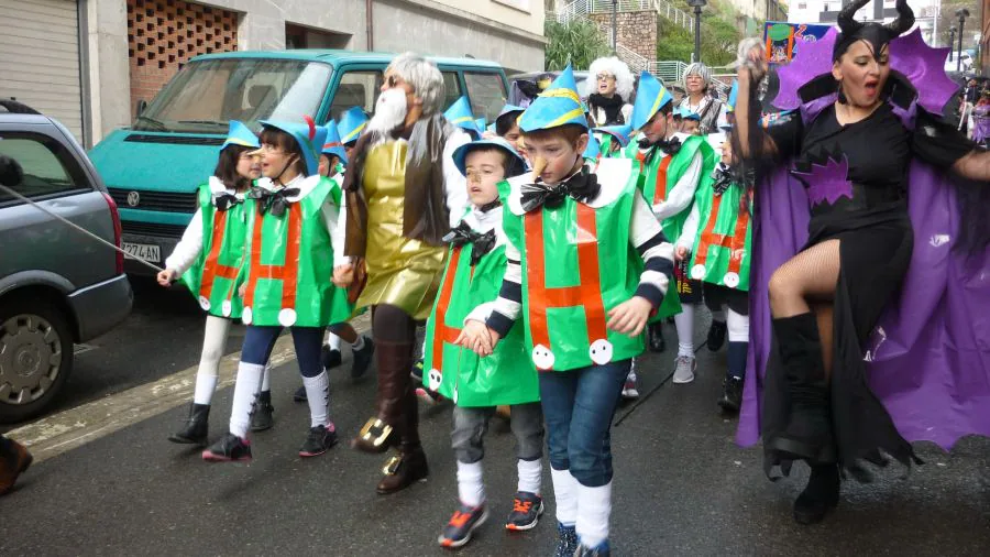 Los alumnos de Karmengo Ama se inspiraron en los cuentos infantiles para abrir el Carnaval