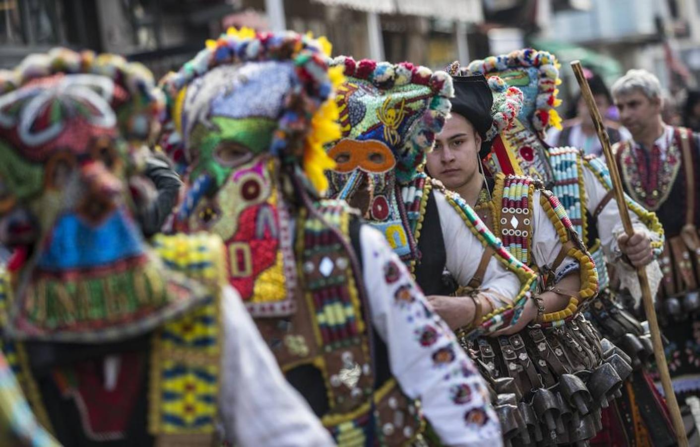 Bailarines búlgaros vestidos con trajes de máscara tradicionales participan el primer Festival Internacional Anual cerca de la ciudad fronteriza búlgara de Edirne, Turquía. Los bailarines, llamados 'kukers', piden buena salud y cosechas en el próximo año.