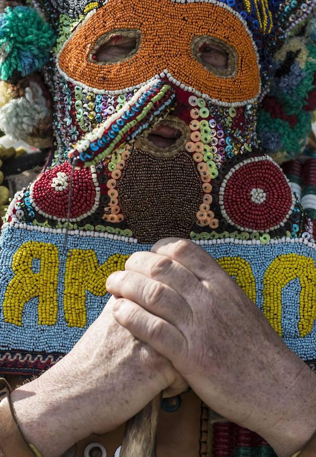 Bailarines búlgaros vestidos con trajes de máscara tradicionales participan el primer Festival Internacional Anual cerca de la ciudad fronteriza búlgara de Edirne, Turquía. Los bailarines, llamados 'kukers', piden buena salud y cosechas en el próximo año.