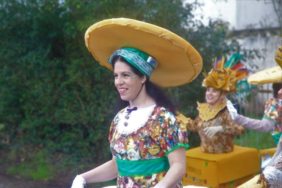 La lluvia y el frío no han impedido el desfile que ha llevado el color hasta las calles de Altza. 